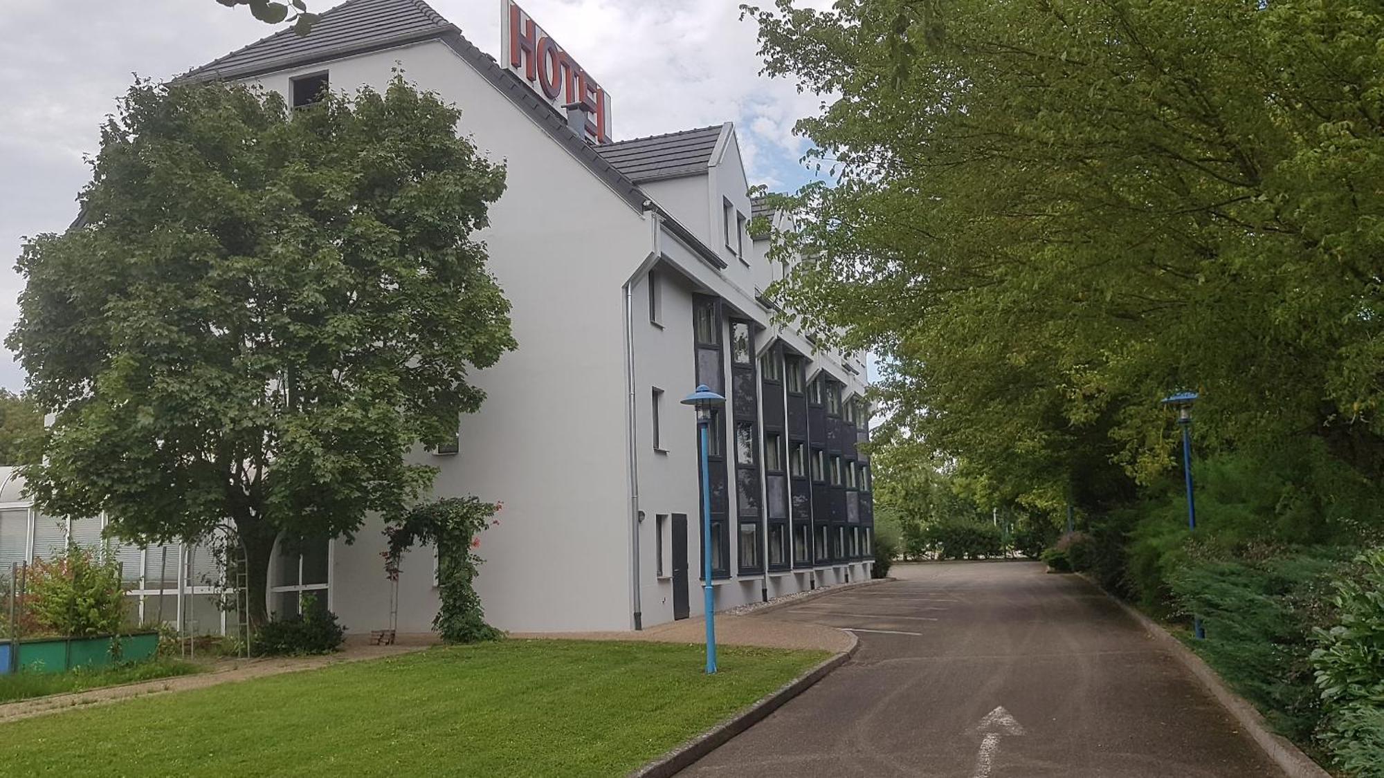 Hotel Restaurant La Tour Romaine - Haguenau - Strasbourg Nord Schweighouse-sur-Moder Exteriör bild