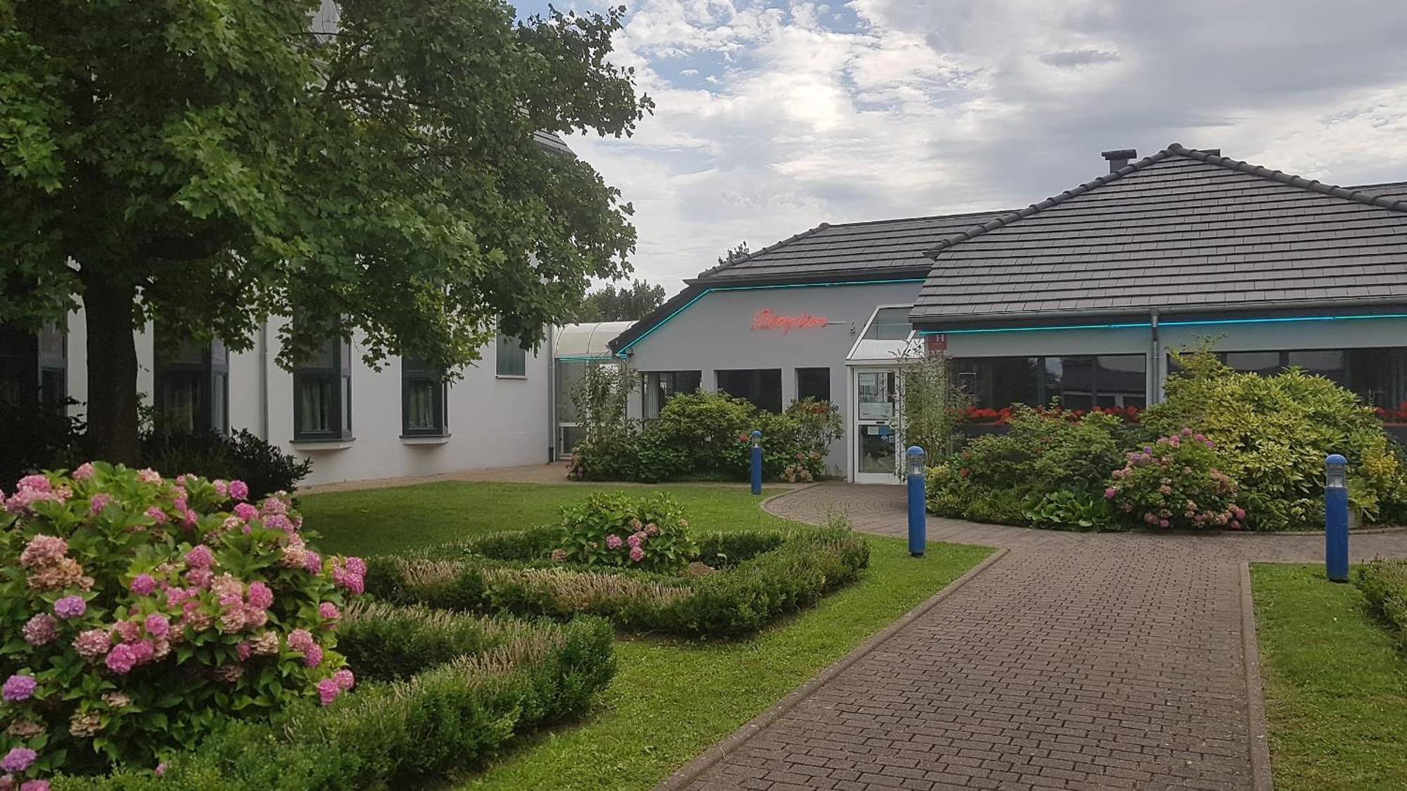 Hotel Restaurant La Tour Romaine - Haguenau - Strasbourg Nord Schweighouse-sur-Moder Exteriör bild