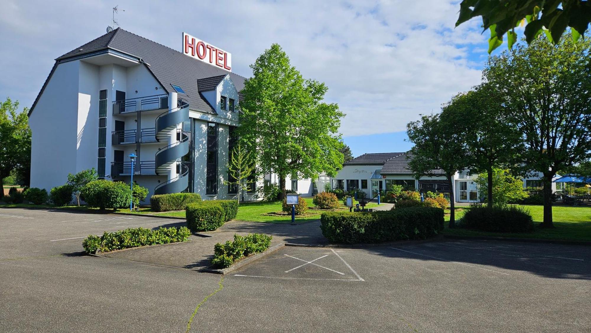 Hotel Restaurant La Tour Romaine - Haguenau - Strasbourg Nord Schweighouse-sur-Moder Exteriör bild