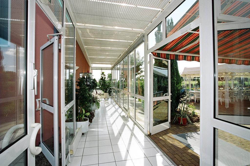 Hotel Restaurant La Tour Romaine - Haguenau - Strasbourg Nord Schweighouse-sur-Moder Exteriör bild