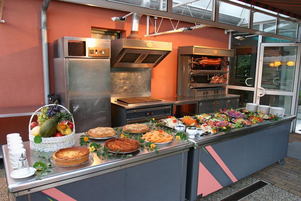 Hotel Restaurant La Tour Romaine - Haguenau - Strasbourg Nord Schweighouse-sur-Moder Exteriör bild