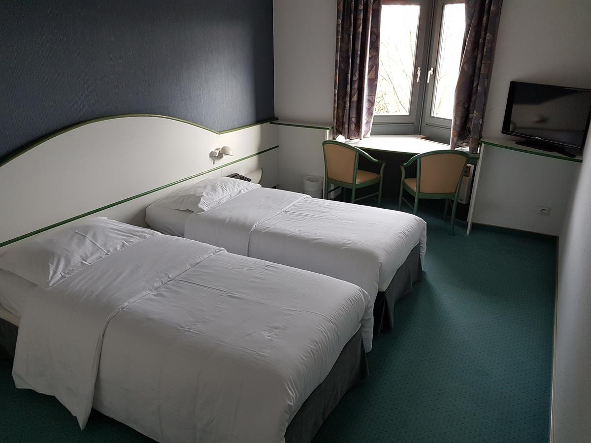 Hotel Restaurant La Tour Romaine - Haguenau - Strasbourg Nord Schweighouse-sur-Moder Exteriör bild
