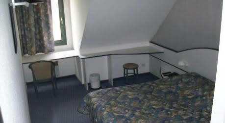 Hotel Restaurant La Tour Romaine - Haguenau - Strasbourg Nord Schweighouse-sur-Moder Exteriör bild